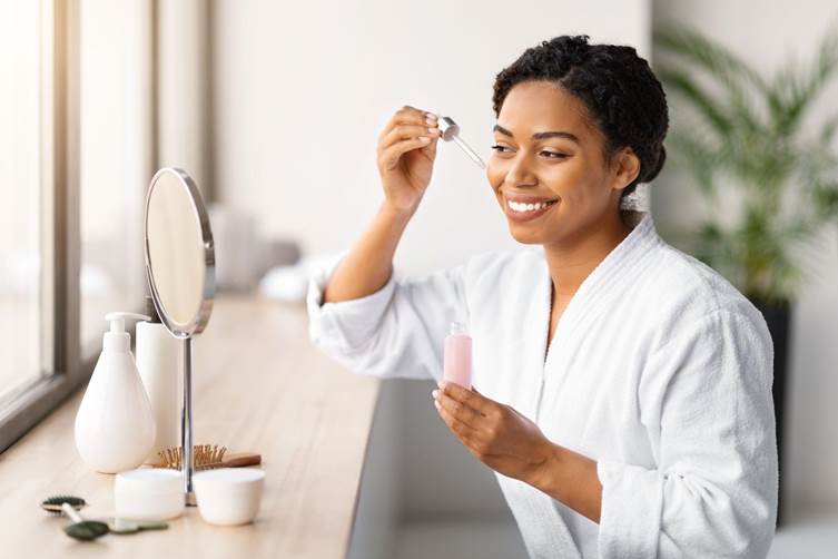 Mulher fazendo sua rotina de skincare pela manhã