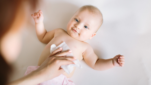 Saiba como escolher o melhor lenço umedecido para seu bebê. Entenda qual lenço umedecido é seguro e por que optar por lenço sem álcool.