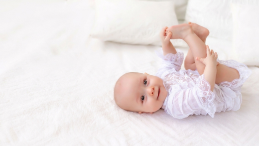 Bebê de 3 meses: Cuidados essenciais sobre alimentação, sono, desenvolvimento, higiene, segurança e rotina nessa importante fase.